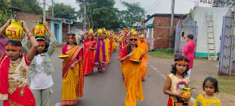 Giridih News: कलश यात्रा के साथ कार्तिक उद्यापन सह भागवत कथा यज्ञ शुरू