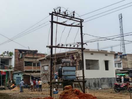 मेला परिसर में ट्रांसफार्मर से खतरा, स्थानीय लोगों ने की हटाने की मांग