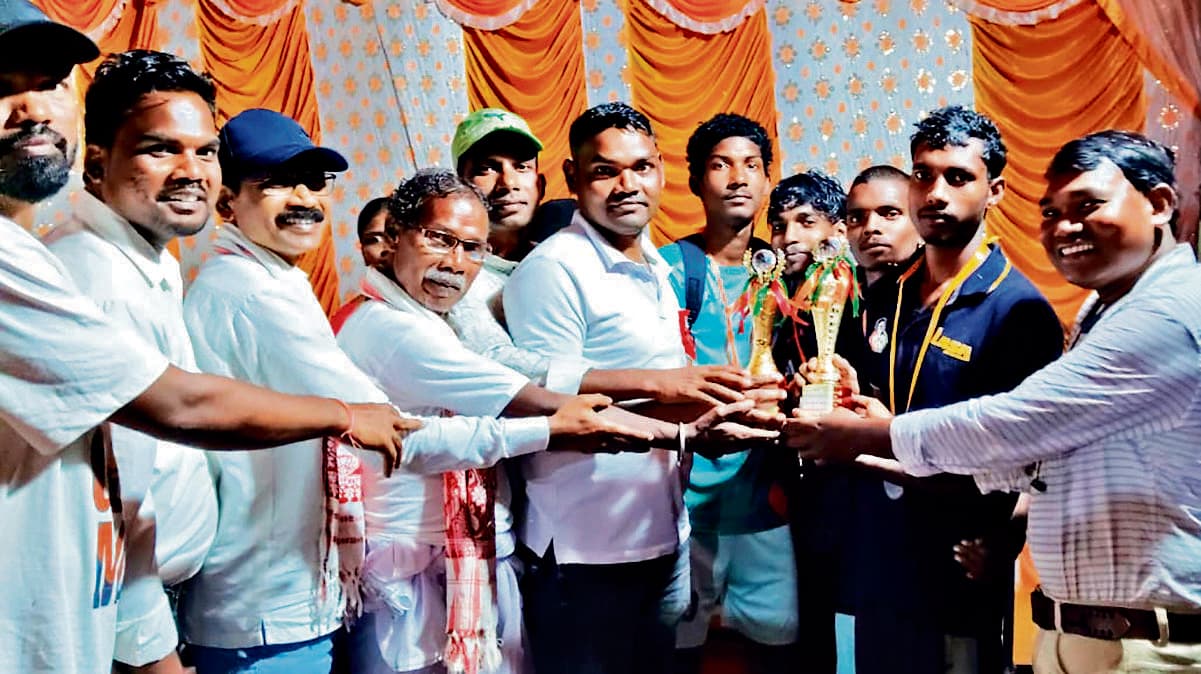 Chaibasa News : फुटबॉल प्रतियोगिता में लाल मैदान पुस्तकालय बना विजेता