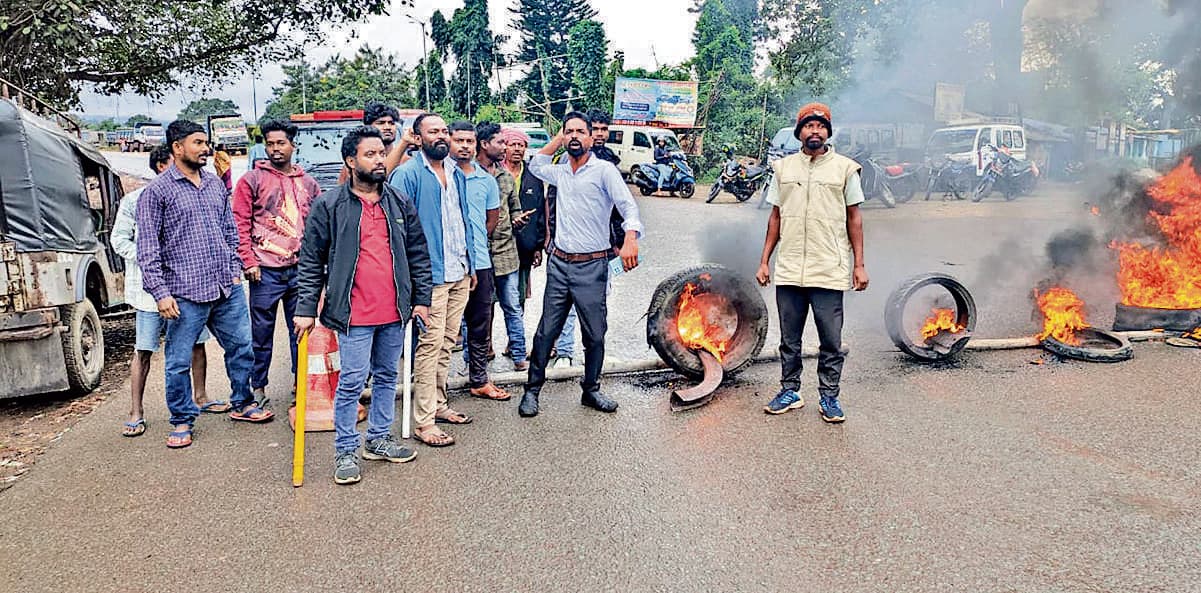 Chaibasa News : चाईबासा में नहीं चलीं बसें, बाजार व पेट्रोल पंप रहे बंद