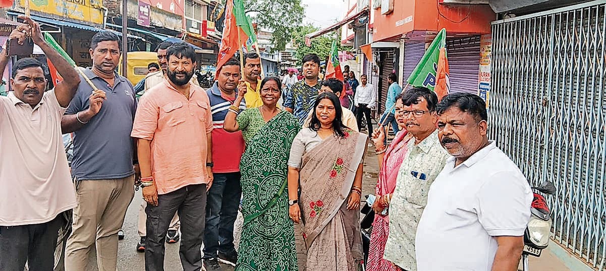 Seraikela Kharsawan News : सरायकेला में सड़क पर उतरे समर्थक, सरायकेला-कांड्रा मार्ग एक घंटा जाम