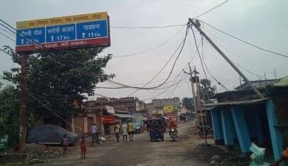 पथरगामा के बाराबांध में बिजली का पोल गिरा, बिजली आपूर्ति बाधित