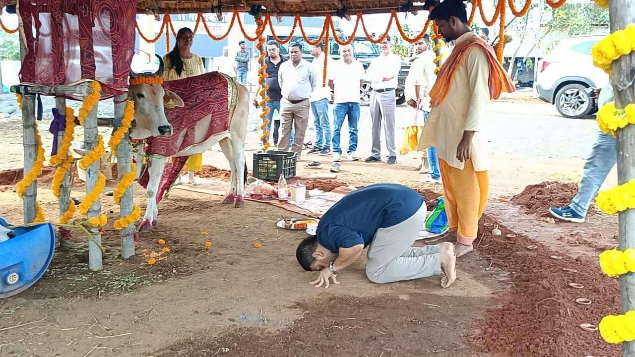 East Singhbhum News : गो पूजन के बाद आरती उतारी व गुड़ खिलाया