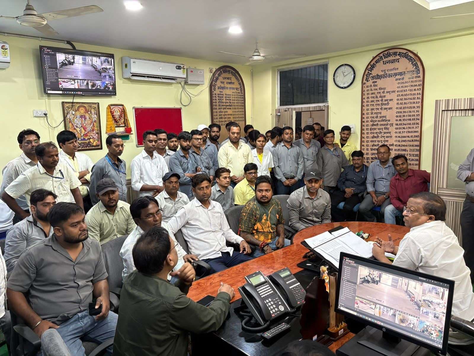 Dhanbad News: एसएनएमएमसीएच : वेतन कटौती व बोनस भुगतान को लेकर आउटसोर्स कर्मियों ने किया प्रदर्शन