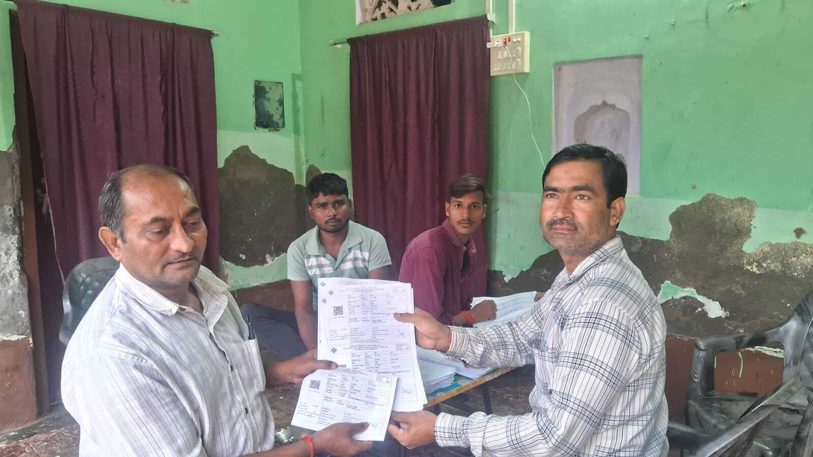 मतदाता पर्ची का हो रहा वितरण