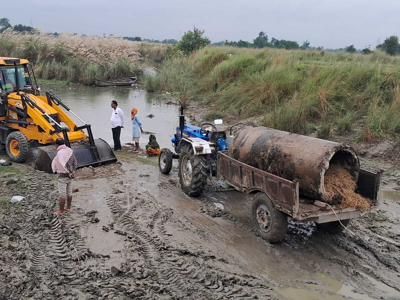 पहल : मांझा की गौसिया पंचायत में टूटी सड़क पर बनाया जा रहा हयूम पाइप पुल