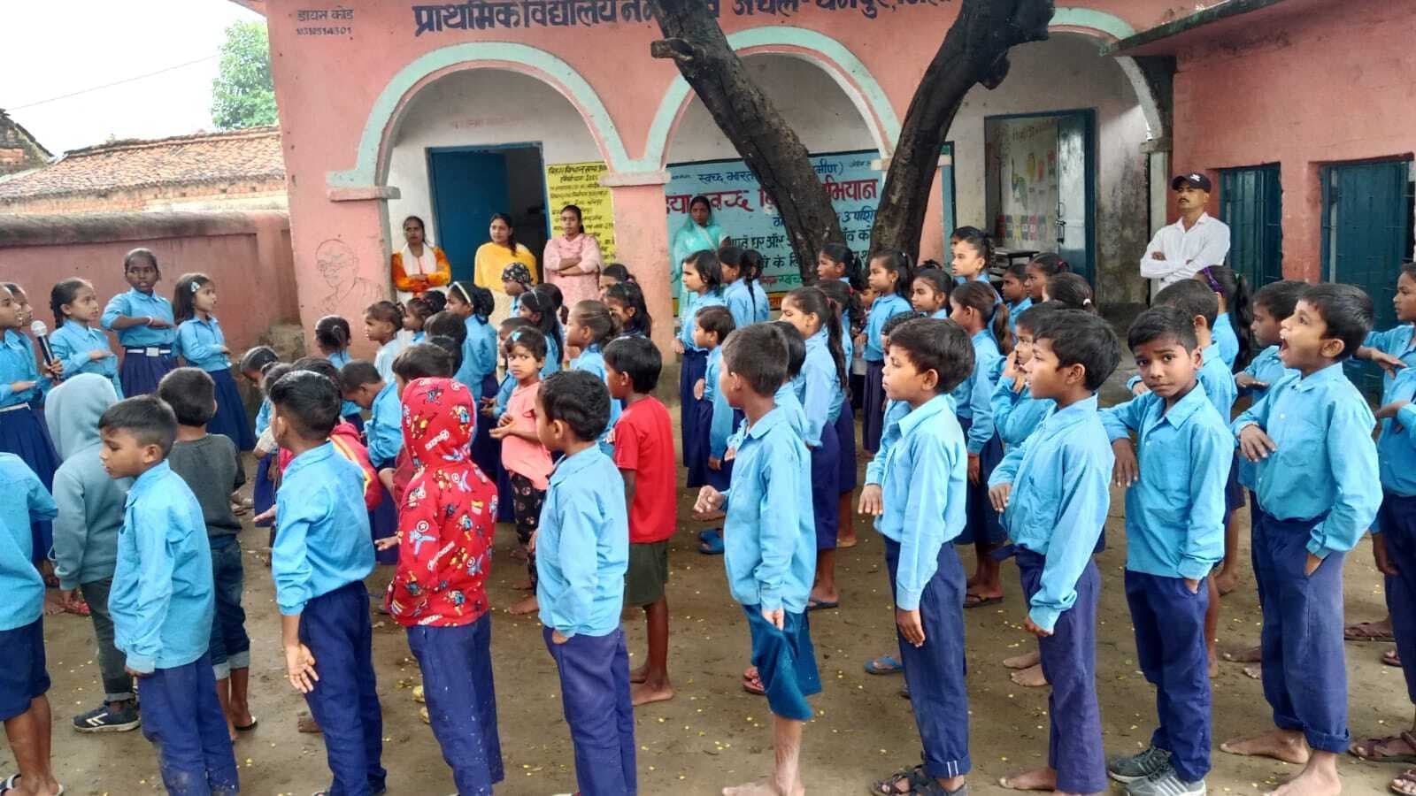 11 दिन बाद छात्र-छात्राओं की चहलकदमी से गुलजार हुए विद्यालय