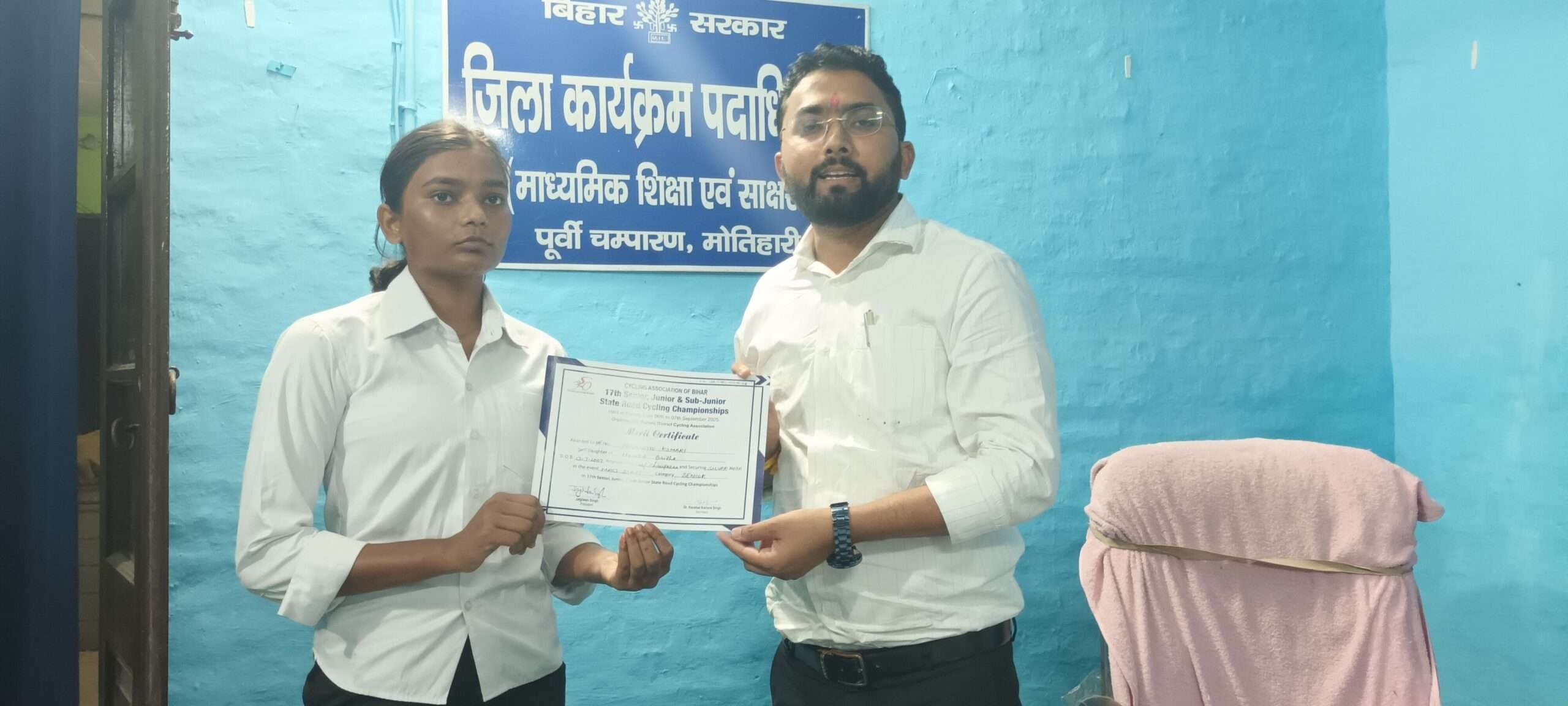 Motihari: साइक्लिंग की स्टेट मेडलिस्ट को डीपीओ ने किया प्रोत्साहित