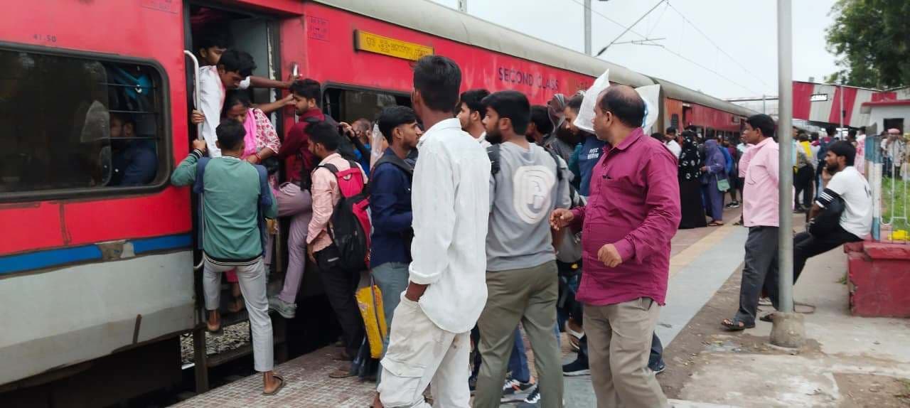 पेट की खातिर में वोट छोड़ परदेश चले प्रवासी, गिरेगा मतदान प्रतिशत