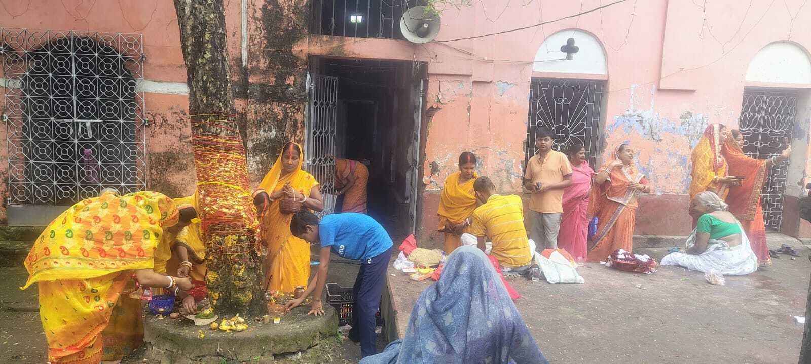 अक्षय नवमी पर आंवला वृक्ष के नीचे की पूजा-अर्चना