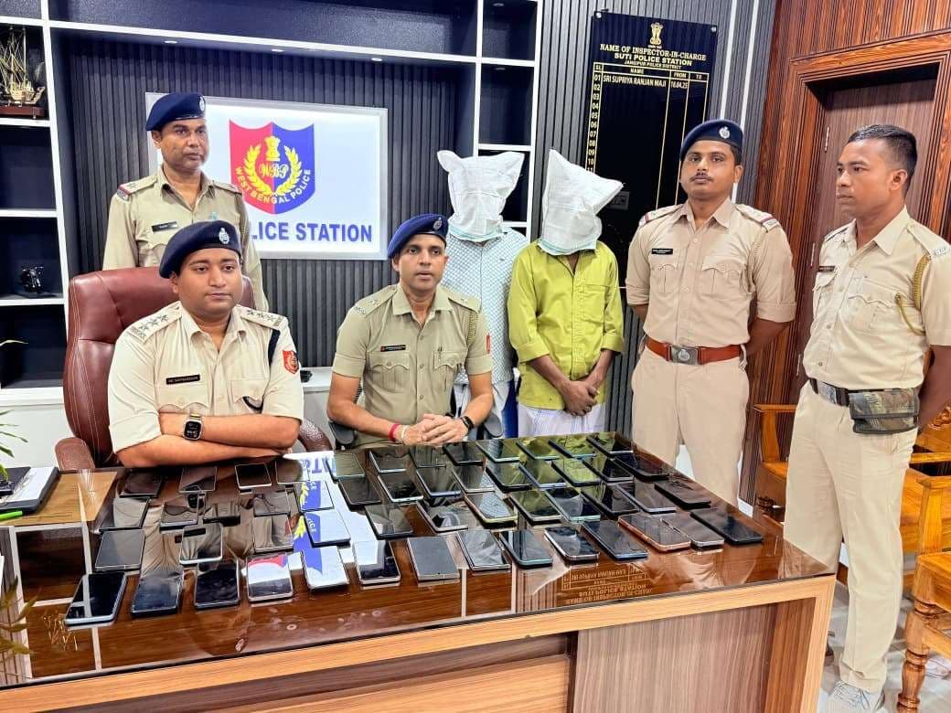 चोरी के 52 फोन के साथ दो गिरफ्तार