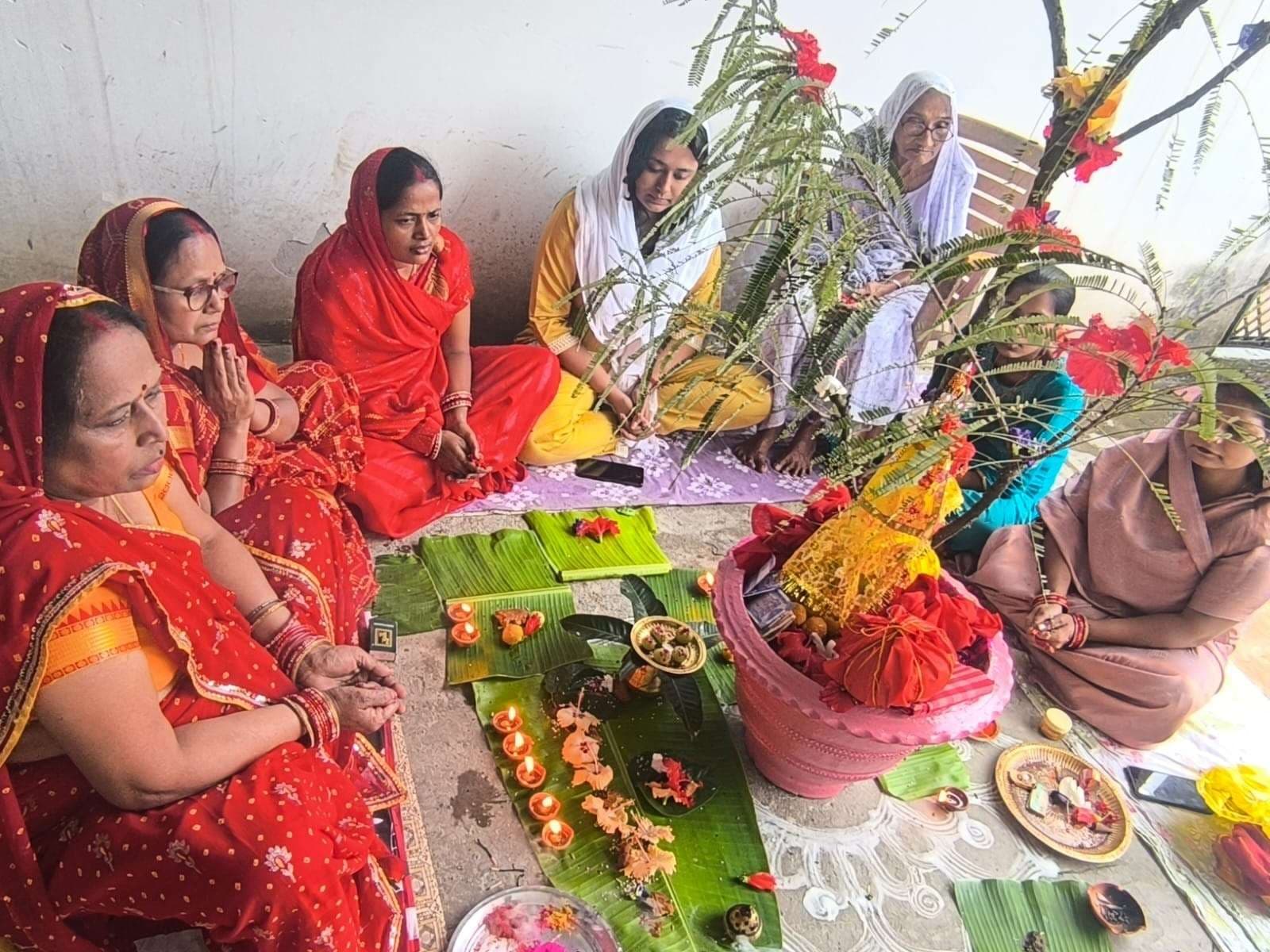 आंवले के पेड़ की परिक्रमा कर श्रद्धा के साथ की गई भगवान विष्णु की पूजा