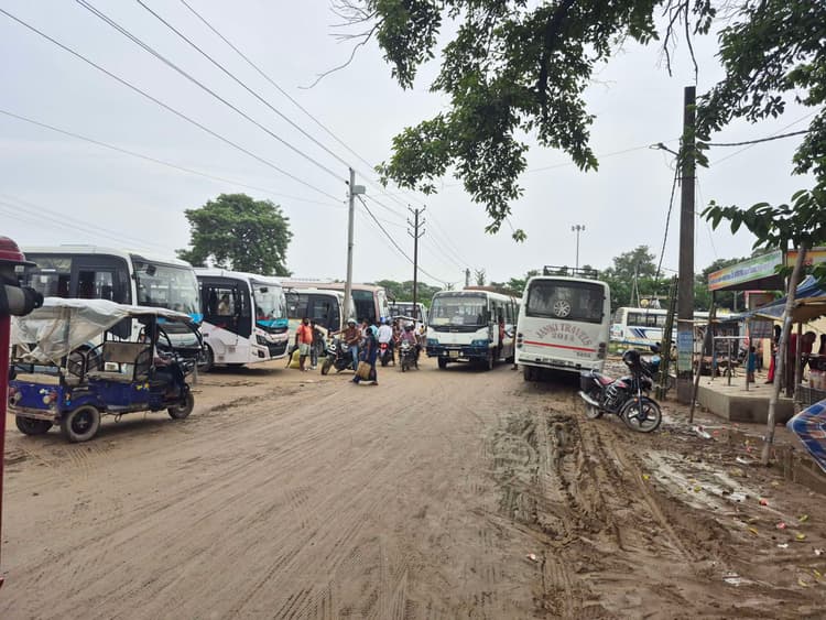 सिंगल सड़क से बसों के संचालन से जाम की हो रही समस्या
