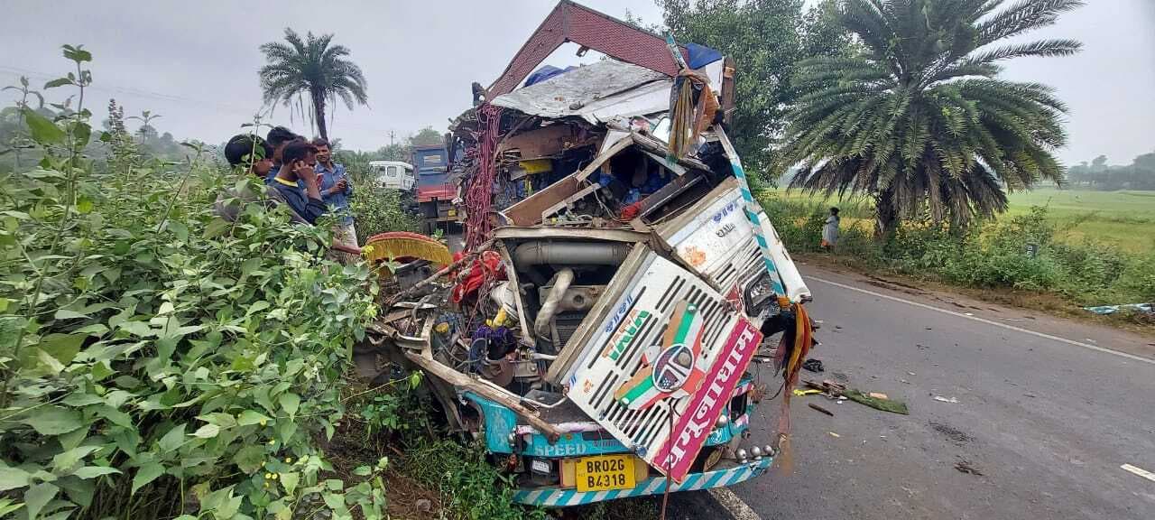 Accident : ट्रेलर व ट्रक के बीच टक्कर, ट्रक चालक की मौत