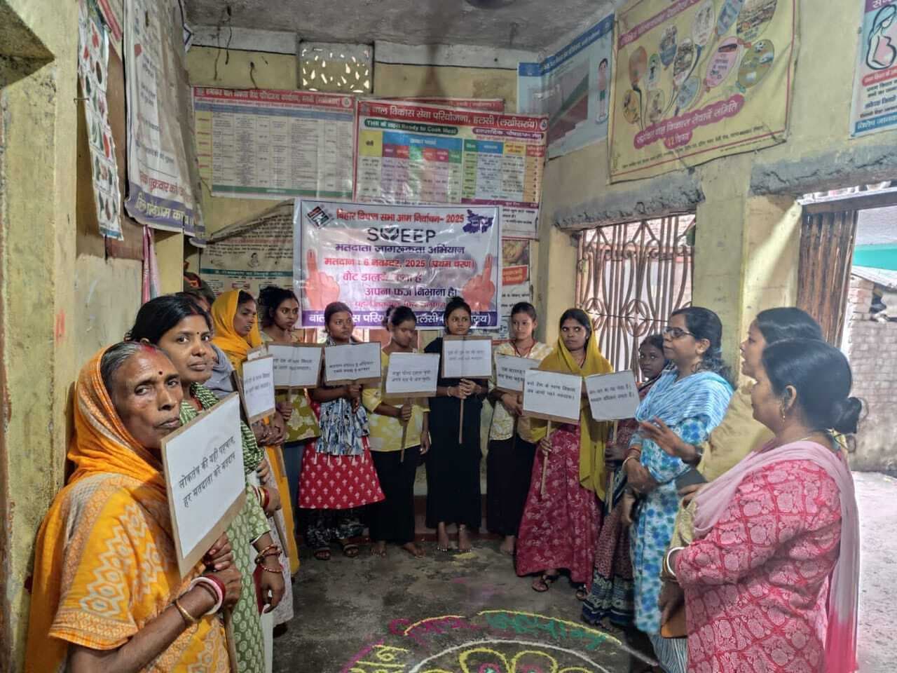 आंगनबाड़ी केंद्रों पर चला मतदाता जागरूकता अभियान