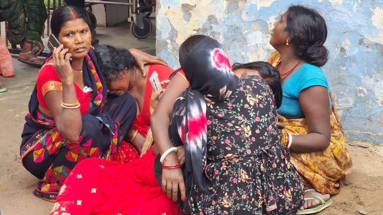 कंटेनर से कुचल बाइक सवार राजमिस्त्री की मौत, युवक जख्मी