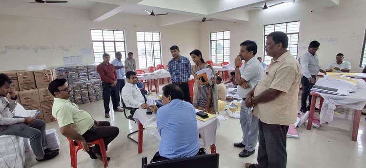 डीएम ने किया मतदान सामग्री कोषांग का निरीक्षण