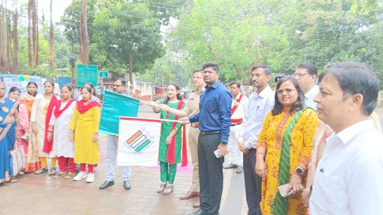 पीएचडब्ल्यू मतदाता जागरूकता को लेकर निकाली गयी ट्राइसाइकिल रैली