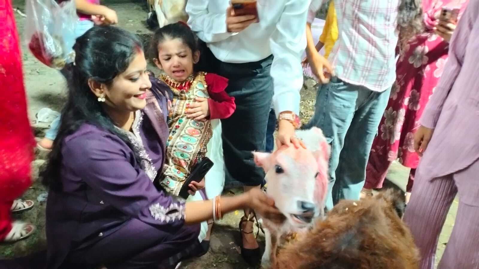 गौशाला वार्षिक उत्सव में श्रद्धालुओं ने गौ माता का लिया आशीर्वाद