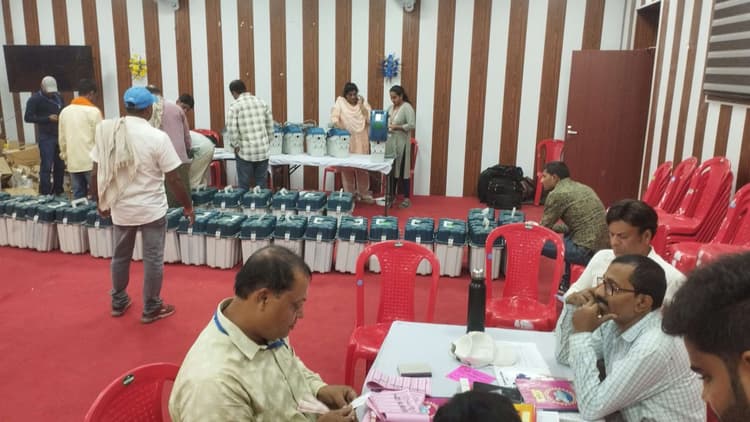 Samastipur : रोसड़ा में ईवीएम व वीवीपैट रिसीलिंग का कार्य पूर्ण, मॉक पोल एक नवंबर को