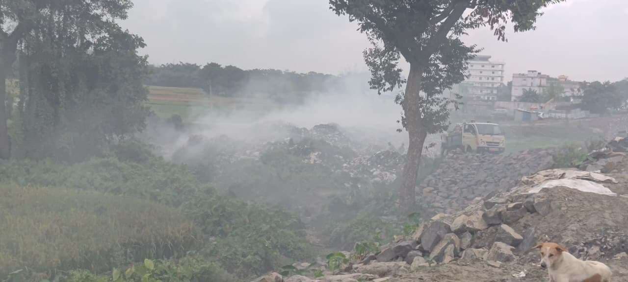 कचरे की आग : शहर की हवा में जहर घोल रही नगर परिषद