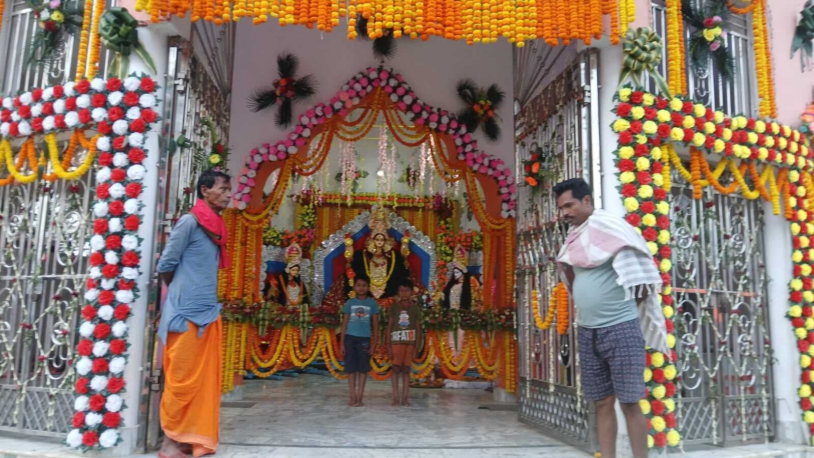 पथरा गांव में आयोजित मां जगधात्री पूजन में उमड़ रही है लोगों की भीड़