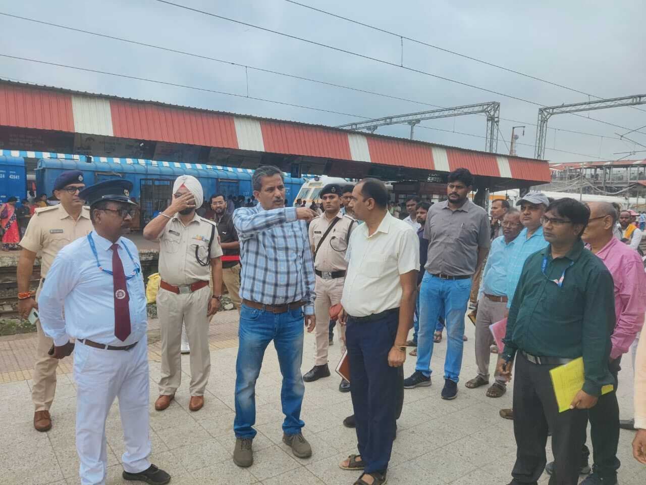 दूसरे दिन भी डीआरएम ने किया गया जंक्शन का निरीक्षण, साफ-सफाई रखने का दिया निर्देश