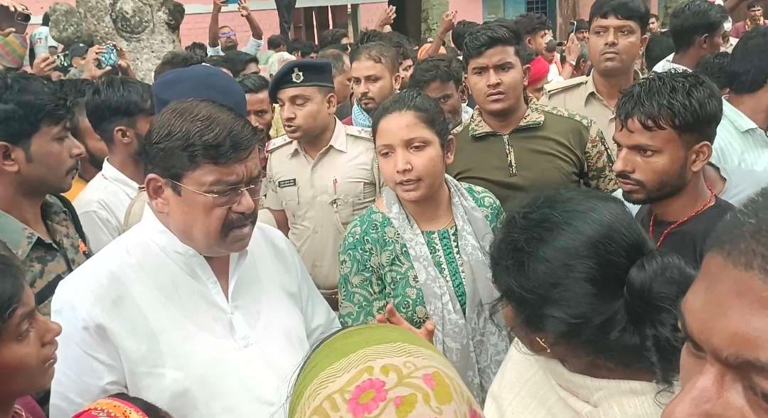 तेज रफ्तार बाइक ने साइकिल सवार दो युवकों को मारी टक्कर, एक की मौत