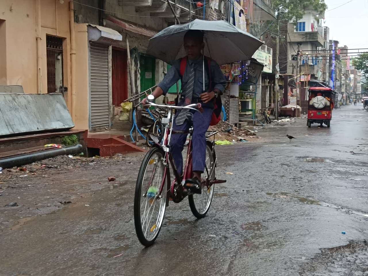 दूसरे दिन भी मोंथा का दिखा असर, बारिश से बढ़ी ठंड