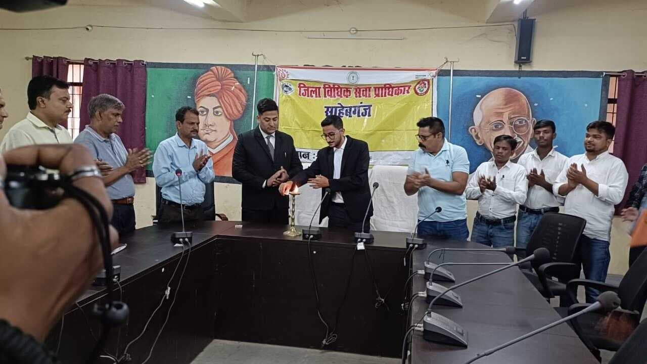 चलंत लोक अदालत में ग्रामीणों को कानून के प्रति किया जागरूक