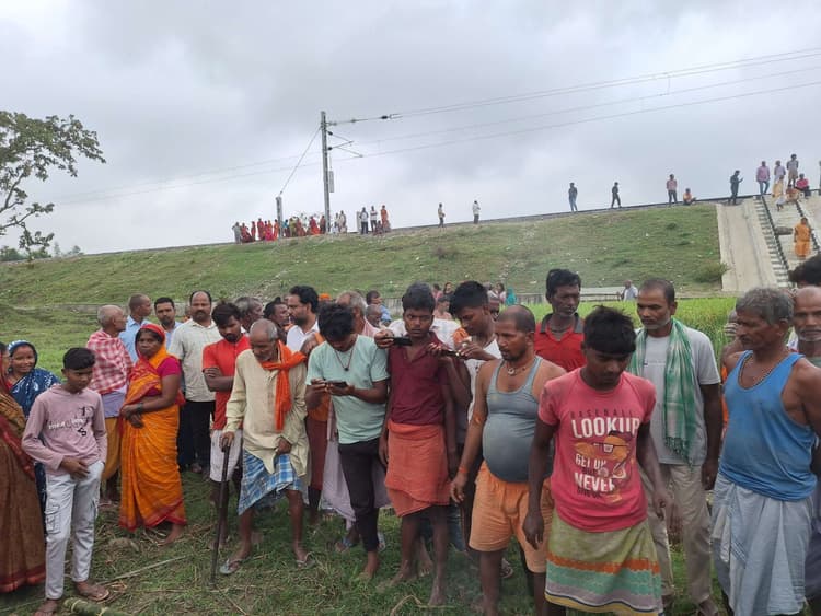 ट्रेन की चपेट में आने से पूर्व मुखिया की मौत