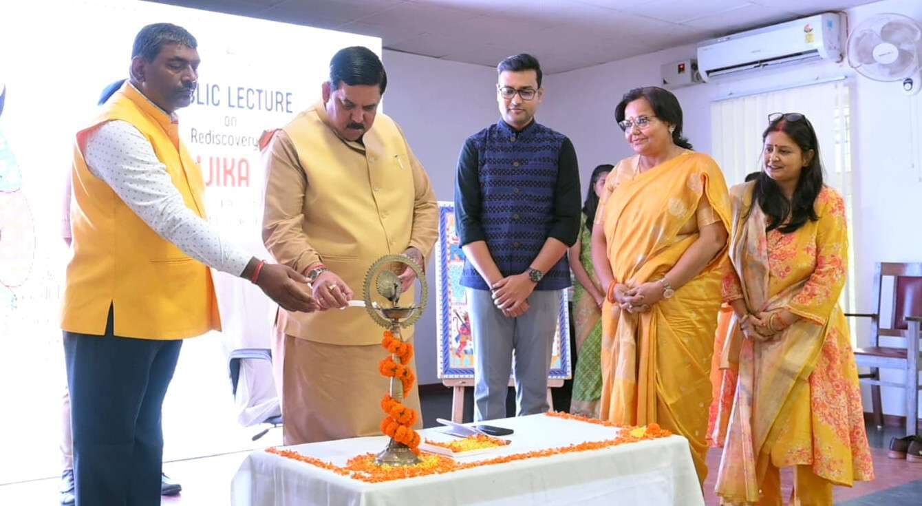 बज्जिका कला और शिक्षा में योगदान के लिए मिला लाइफ टाइम अचीवमेंट अवार्ड