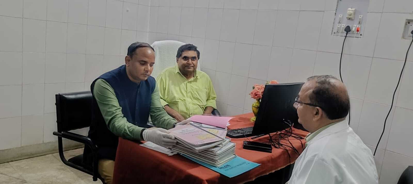 रांची की टीम ने ब्लड बैंक में की ब्लड टेस्टिंग के आधार की जांच