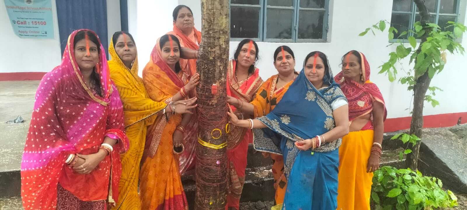अक्षय नवमी पर महिलाओं ने की आंवला वृक्ष की पूजा