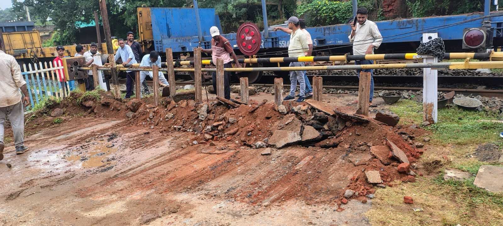 Deoghar news : गिरिडीह रेलखंड पर एक नंबर रेल फाटक को स्थायी रूप से किया गया बंद
