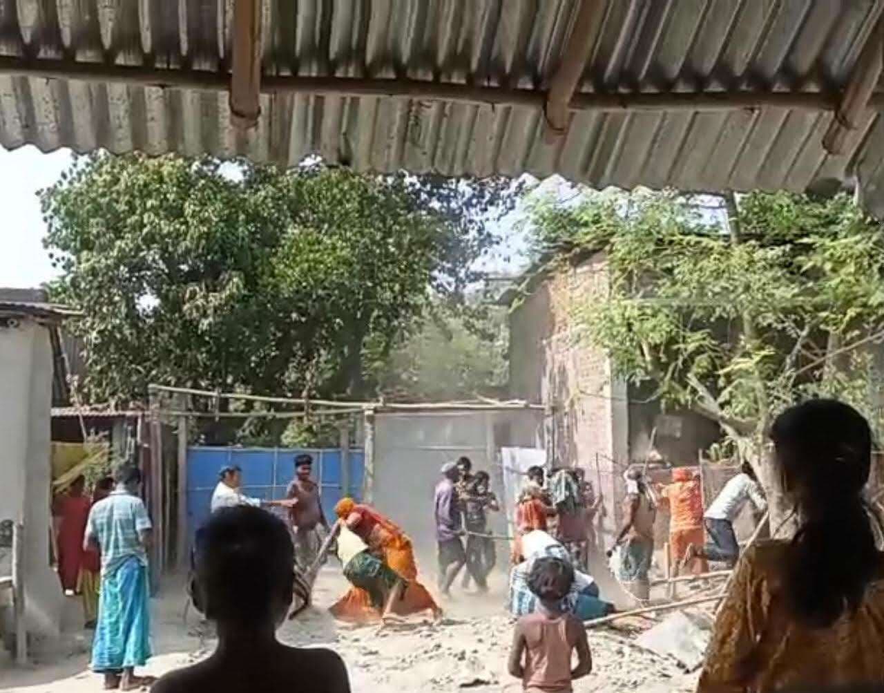 विवादित भूमि पर घर बनाने के दौरान हुई मारपीट