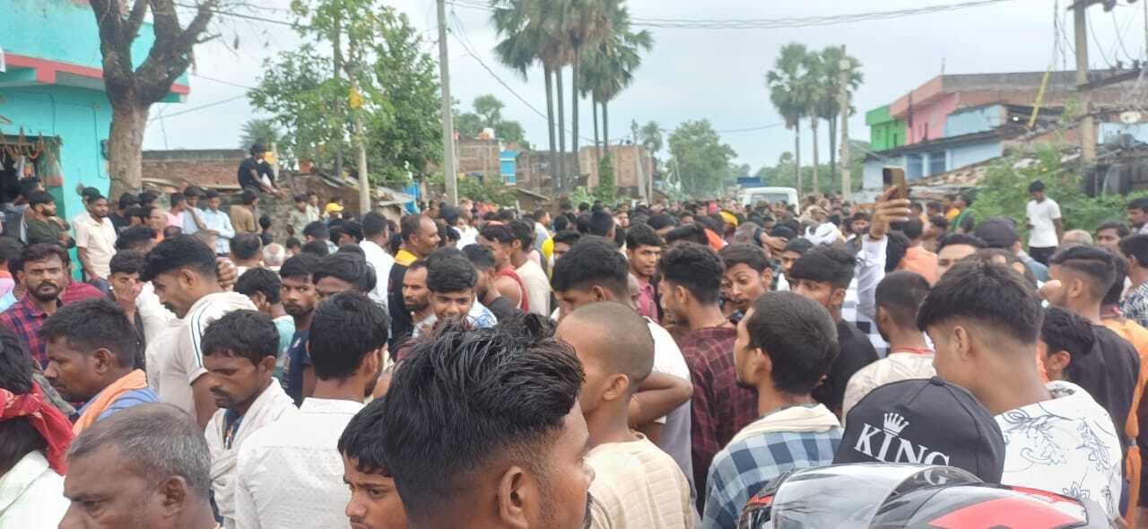 अज्ञात वाहन की चपेट में आने से सड़क पार कर रही दादी-पोती की मौत