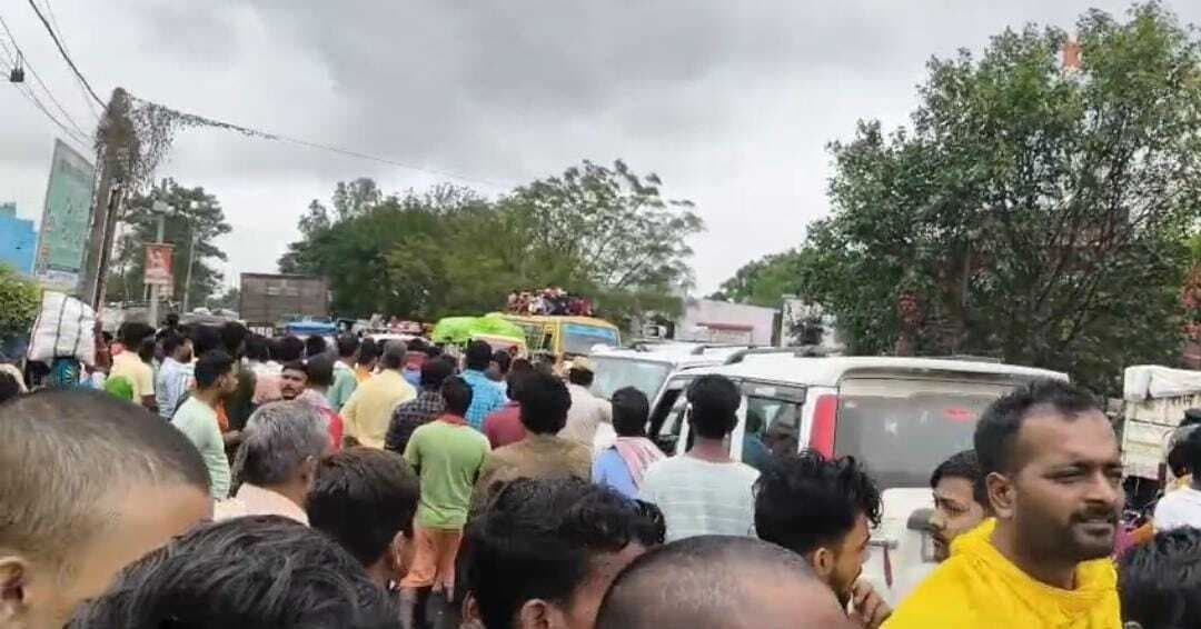 करेंट की चपेट में आने से किसान की मौत, आक्रोशित ग्रामीणों ने किया सड़क जाम