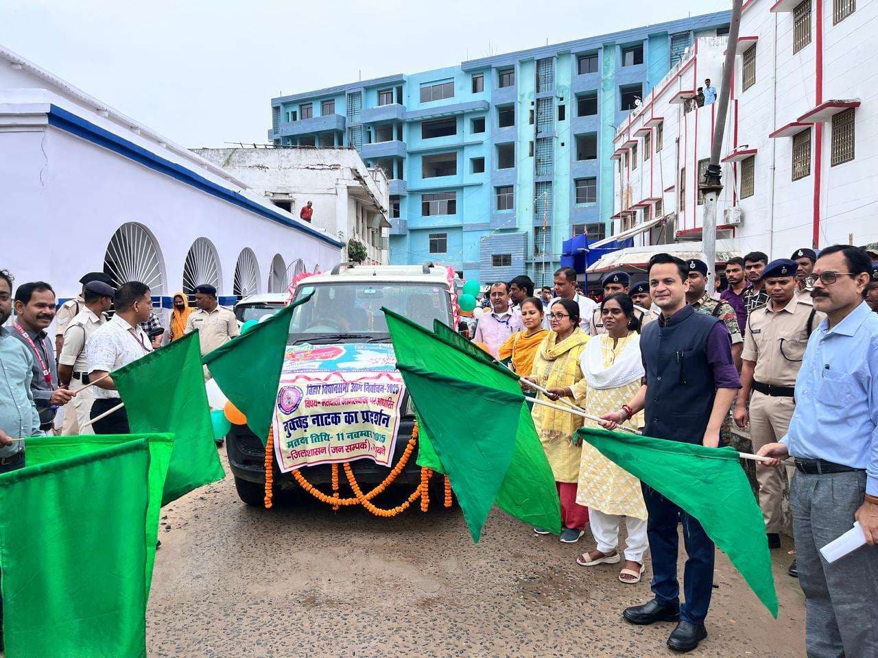 Madhubani News : डीएम व सामान्य प्रेक्षक ने नुक्कड़ नाटक टीम को किया रवाना