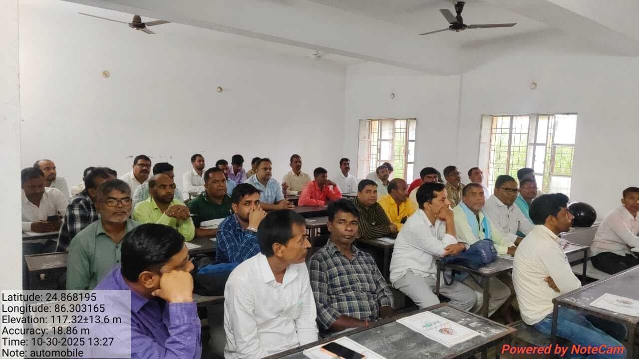 प्रशिक्षण में मतदान पदाधिकारियों दी जा रही बारीक जानकारी