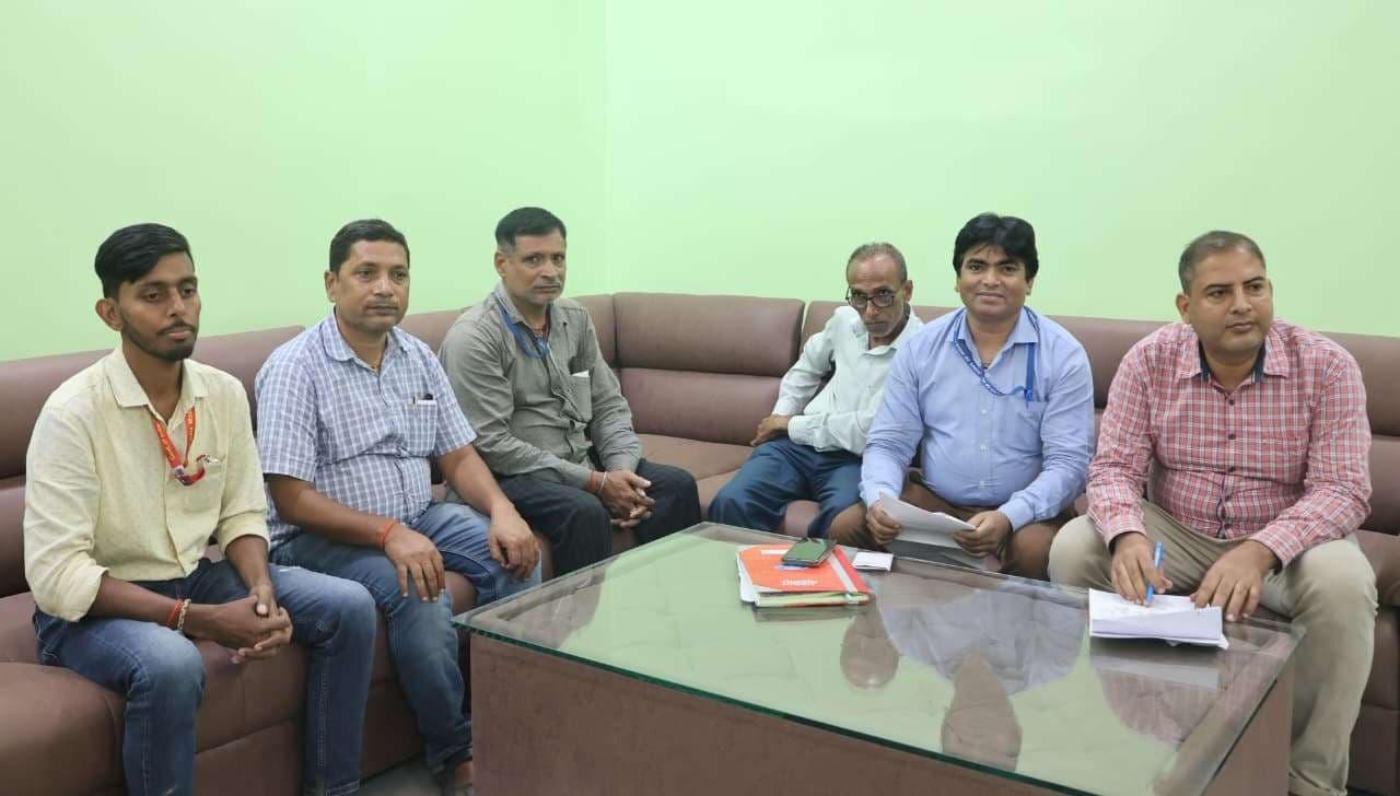 नये मतदाता पहचान पत्रों (इपिक) के वितरण की डीएम ने की समीक्षा