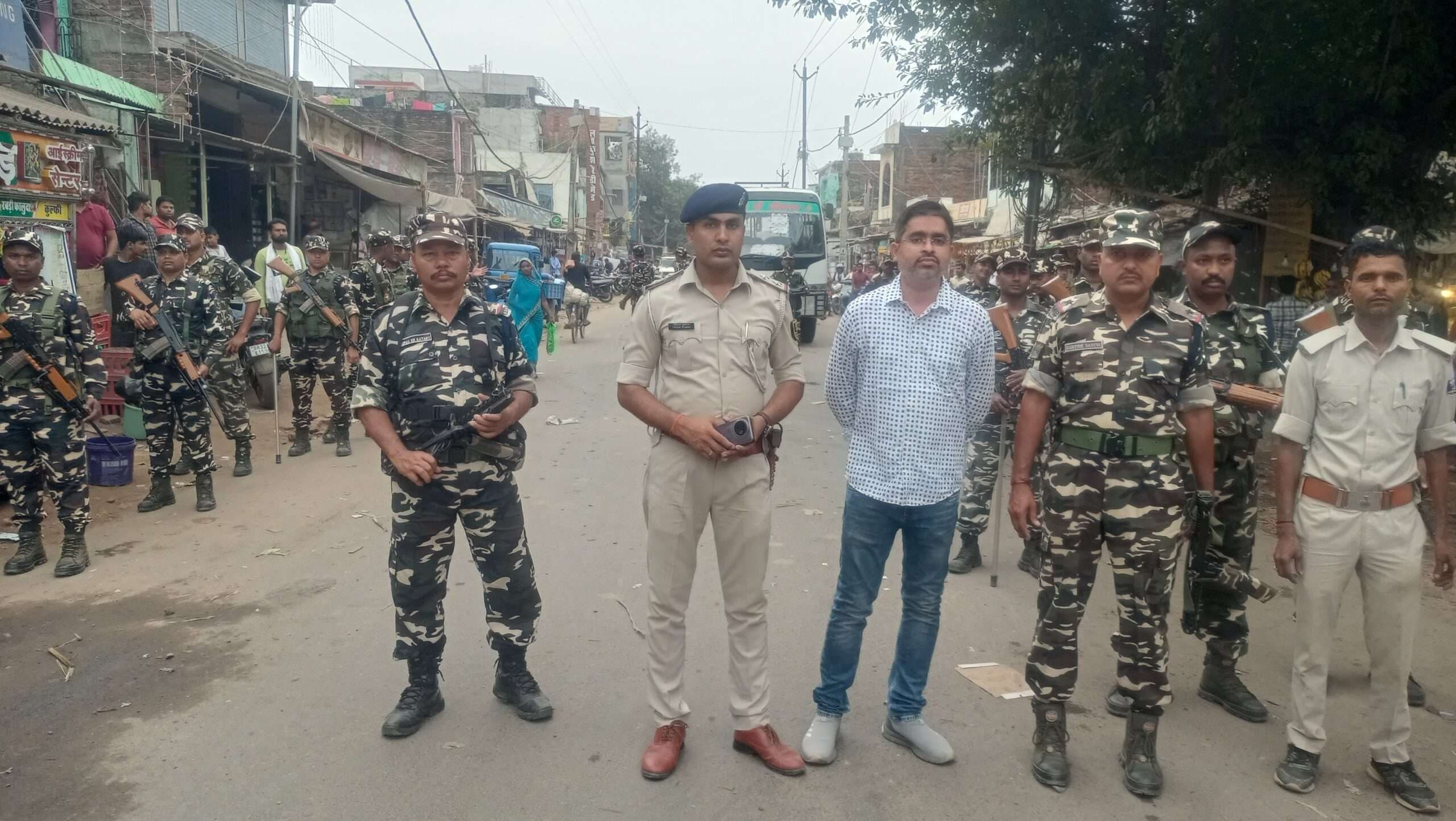 Madhubani News : भयमुक्त व निष्पक्ष चुनाव कराने के लिए किया फ्लैग मार्च