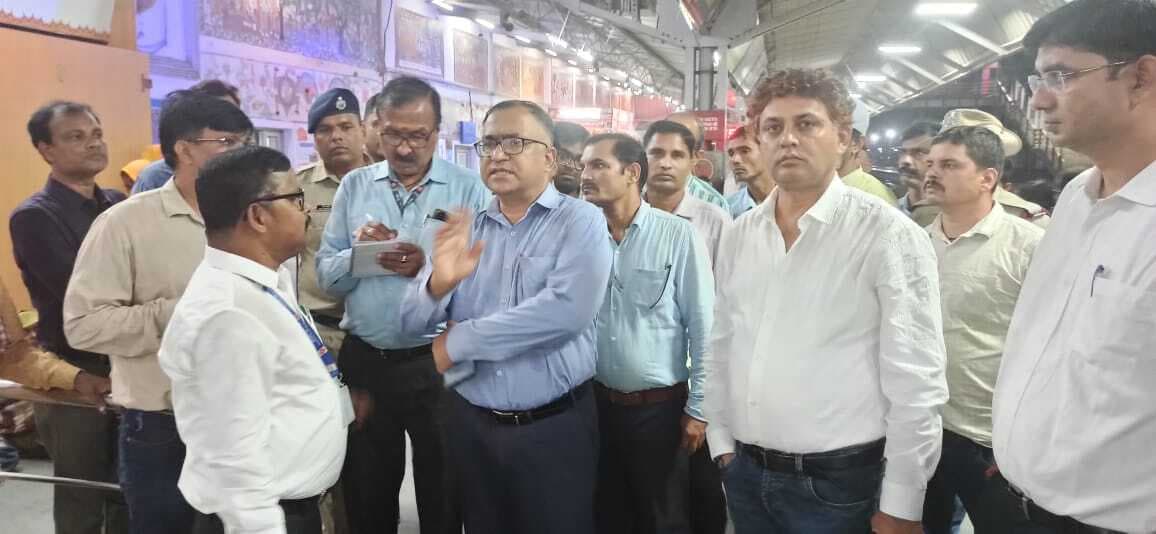 Madhubani News : डीआरएम ने किया मधुबनी स्टेशन का निरीक्षण