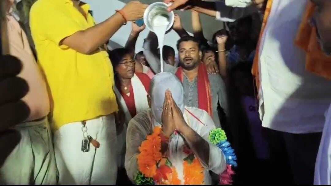 कांग्रेस प्रत्याशी को शिशवा में समर्थकों ने दूध से नहलाया