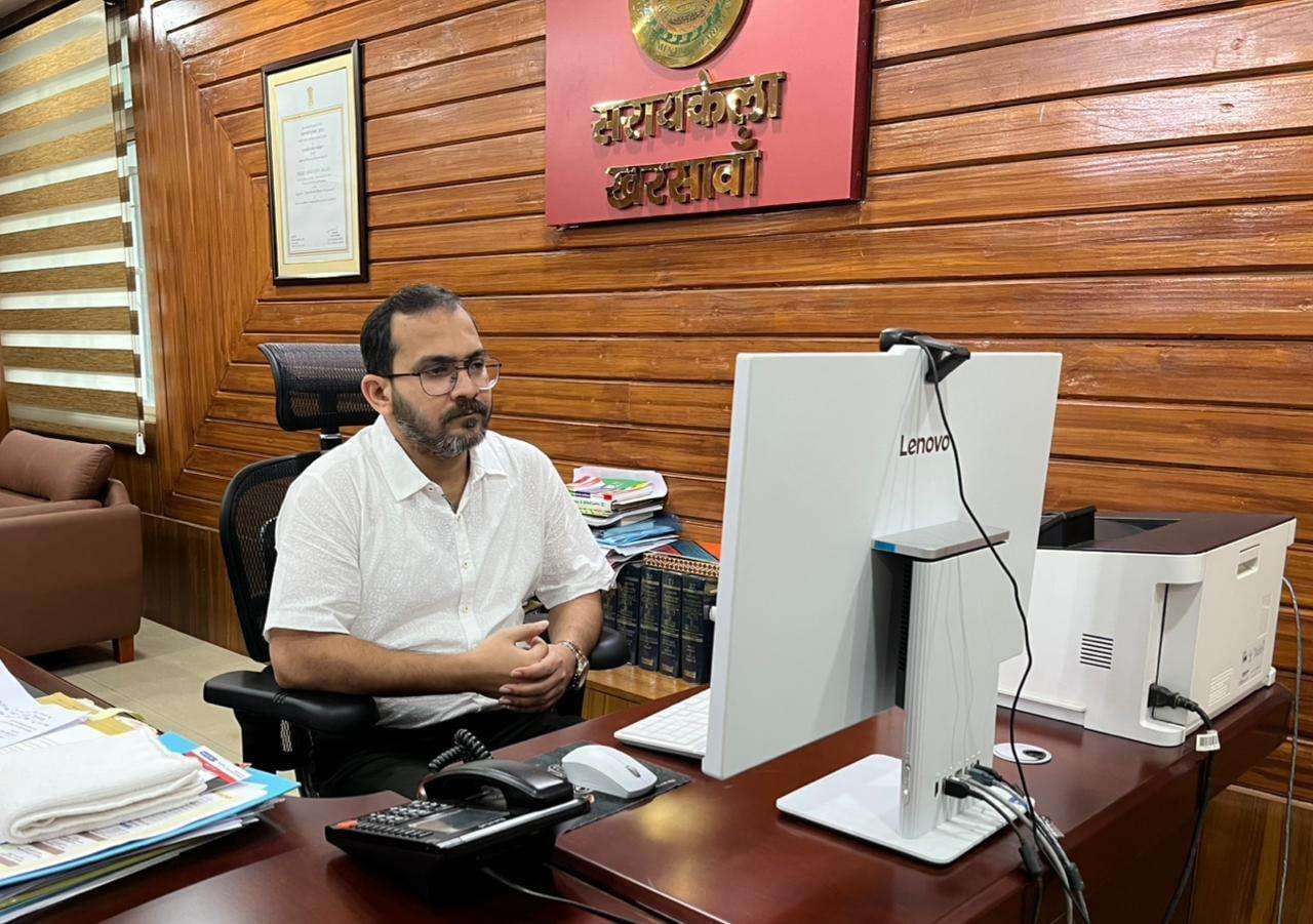 Seraikela Kharsawan News : जिले में अवैध खनन व परिवहन पर पूर्ण अंकुश लगायें : उपायुक्त