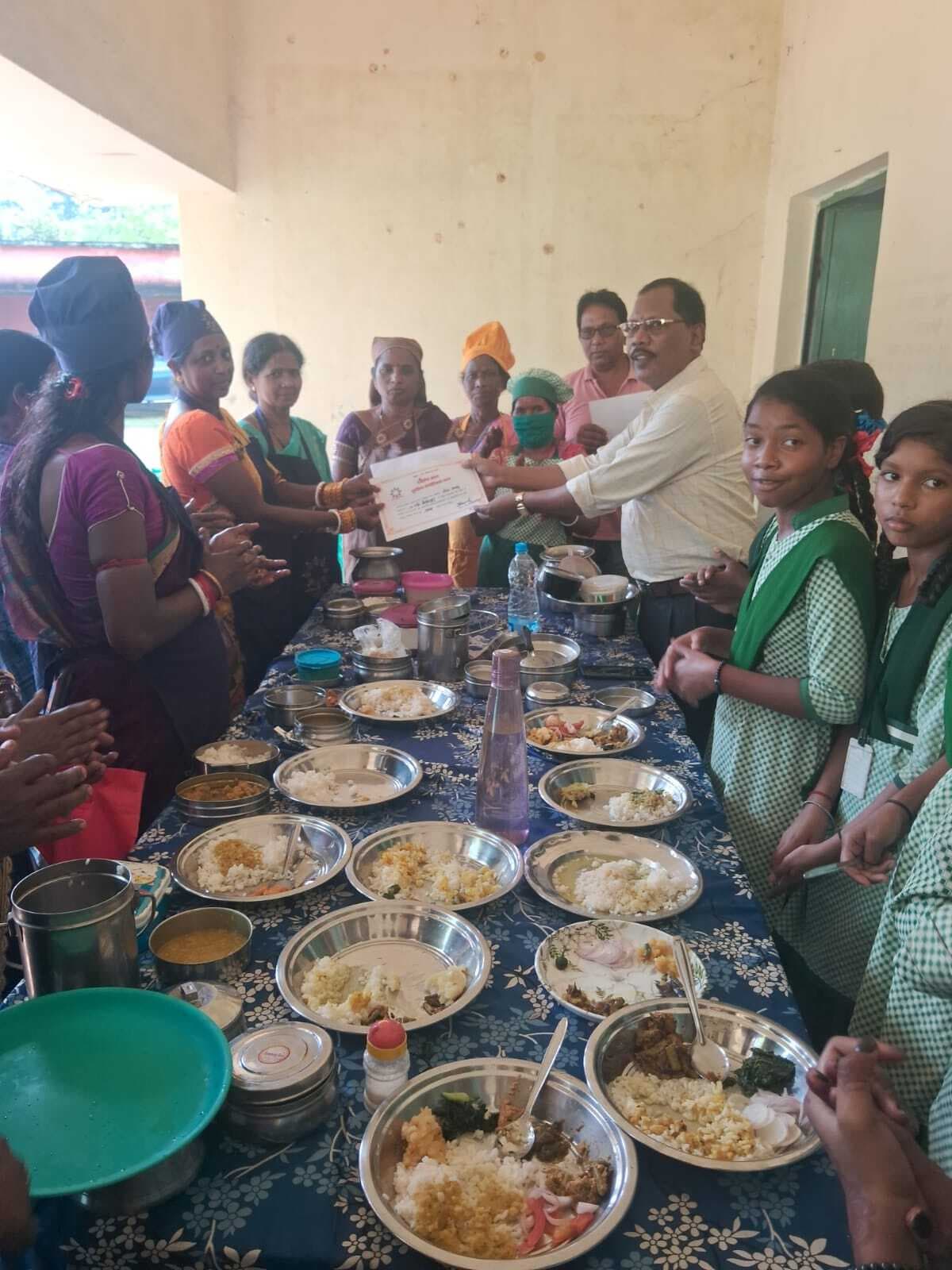 Seraikela Kharsawan News : सीमित संसाधन में स्वादिष्ट भोजन बनायें रसोइया : बीइइओ