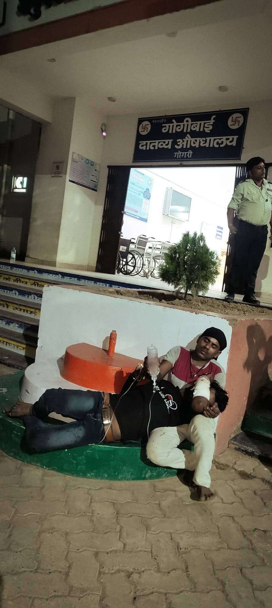 अनुमंडलीय अस्पताल में मांगने पर भी नहीं मिला बेड व स्लाइन स्टैंड