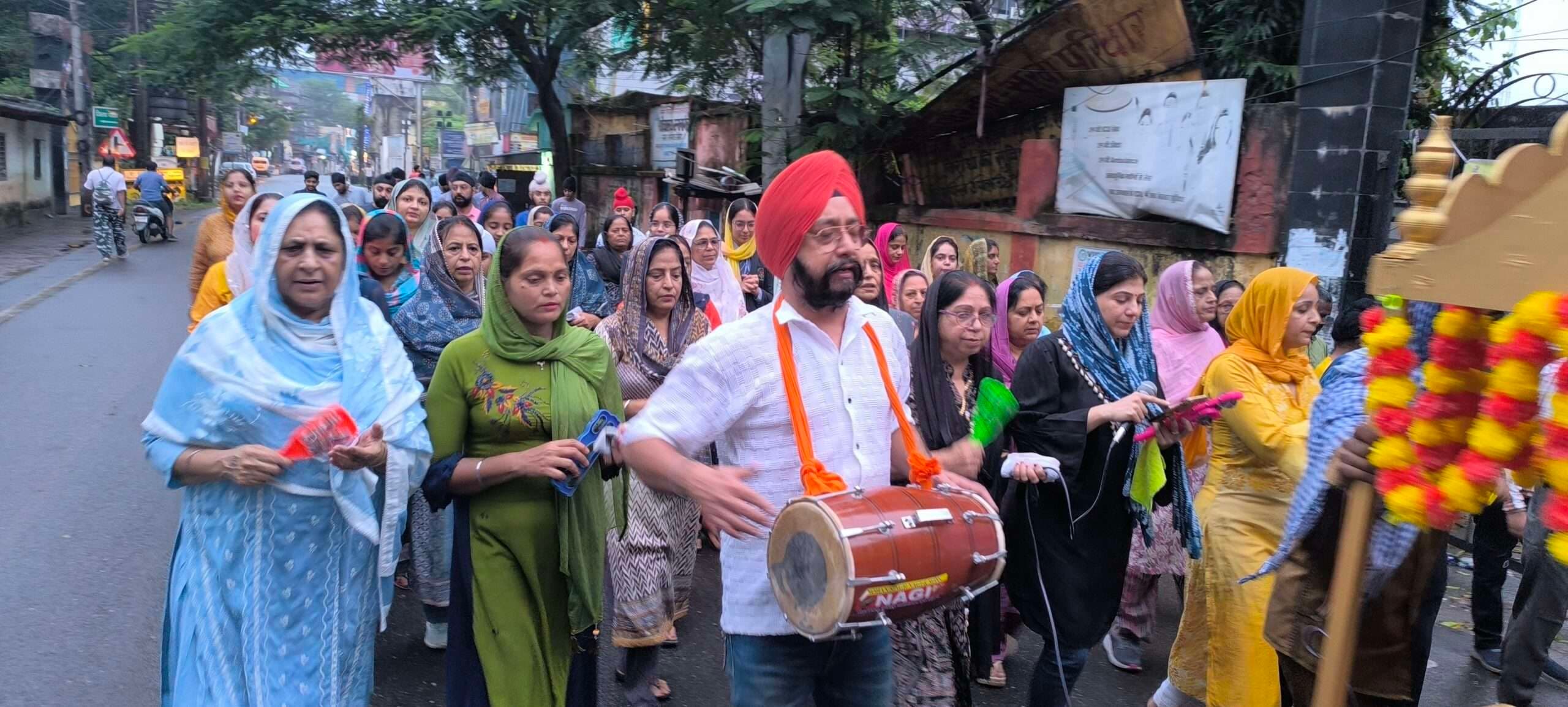 Giridih News :धन गुरु नानक प्यारे...से गूंजा शहर