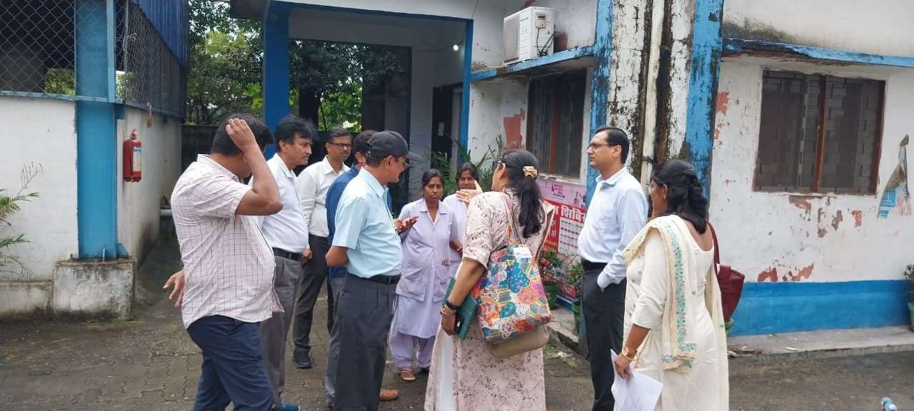 Seraikela Kharsawan News : ब्लड बैंक में एचआइवी जांच का तरीका और दस्तावेजीकरण प्रक्रिया को देखा