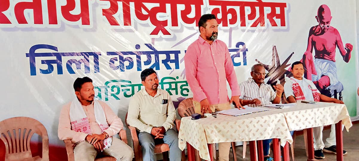 Chaibasa News : कांग्रेस ने ””””वोट चोरी गद्दी छोड़ो”””” हस्ताक्षर अभियान की समीक्षा की